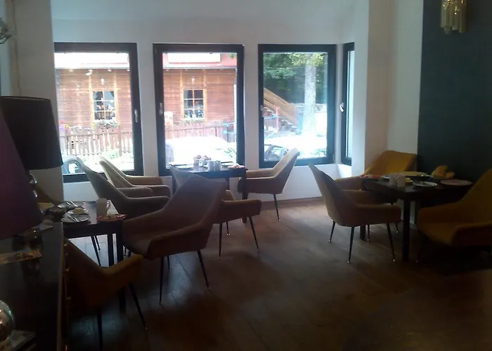 Uroboros Проживание в семье